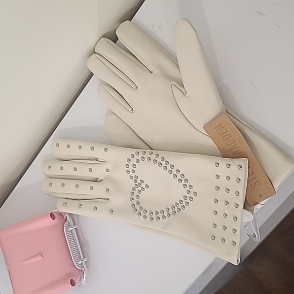 Gloves - Picture 2 of 6